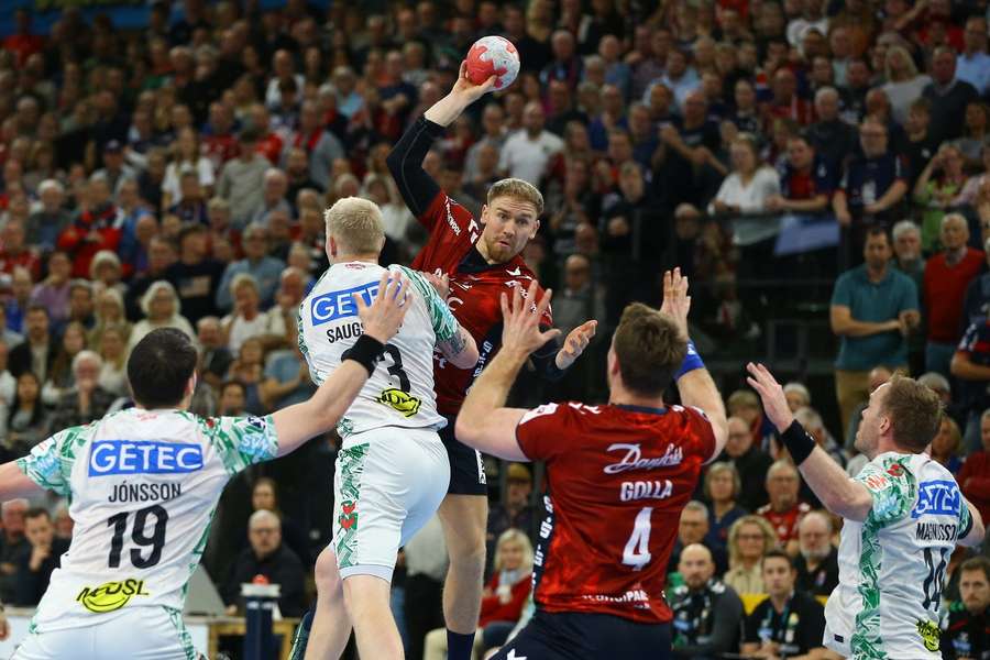 Simon Pytlick (SG Flensburg-Handewitt) tries a through ball to Johannes Golla during the match