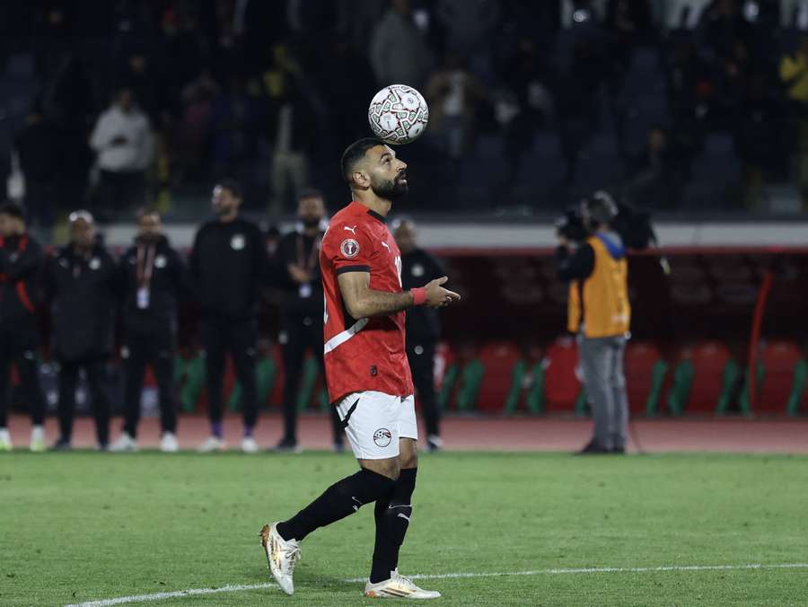 Mohamed Salah din Egipt execută un penalty în cadrul celei de-a 35-a Cupa Africii pe Națiuni