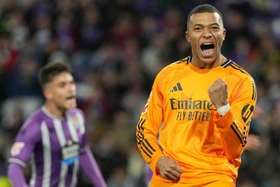 Kylian Mbappé jubelt (r.)