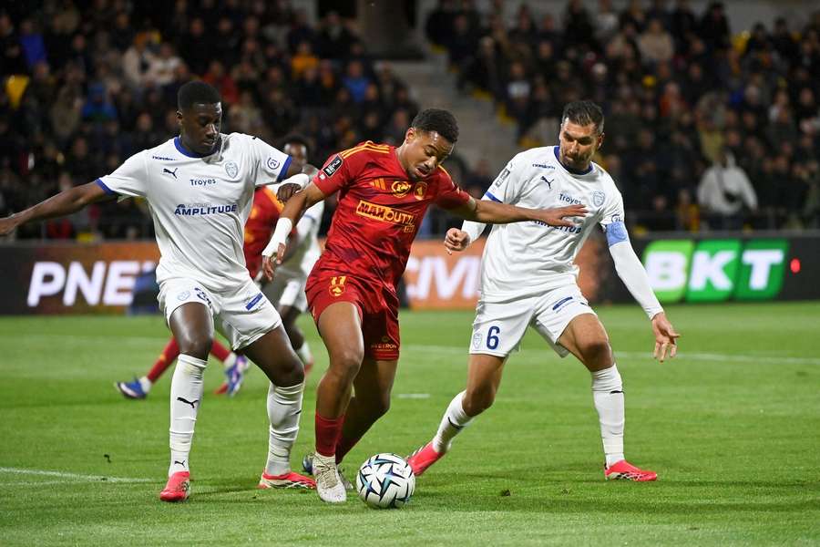 Troyes, renversé par Rodez, voit Saint-Etienne revenir à un point Troyes, renversé par Rodez, voit Saint-Etienne revenir à un point