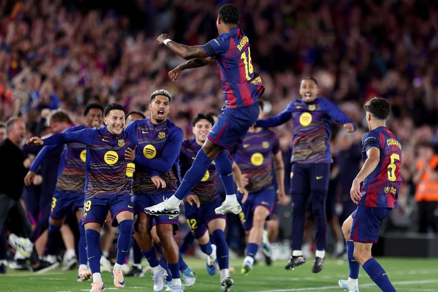 Marcus Rashford celebra el 1-0 con sus compañeros