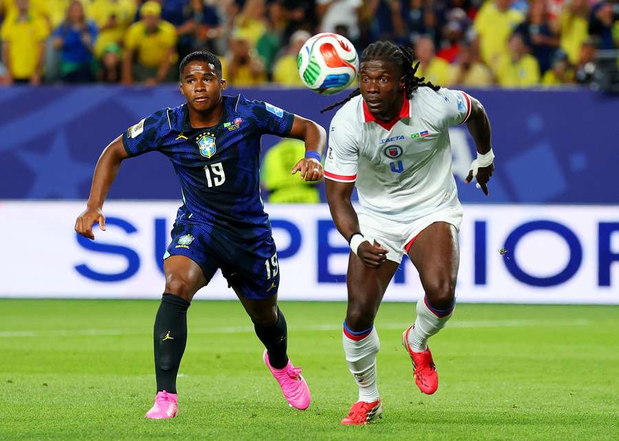 Endrick disputa a bola com adversário haitiano Endrick disputa a bola com adversário haitiano