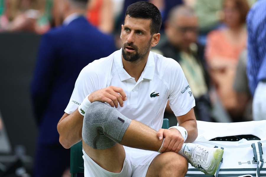 Novak Djokovič opět trénuje s bandáží na koleni. 