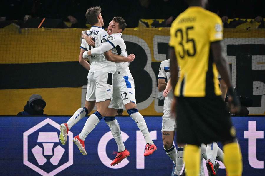 Charles De Ketelaere y Mateo Retegui se alegran del gol del delantero nerazzurro contra el Young Boys.