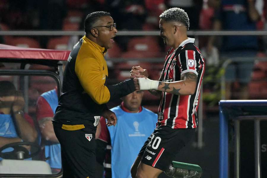 Luciano cumprimenta Roger Machado após gol no Morumbis