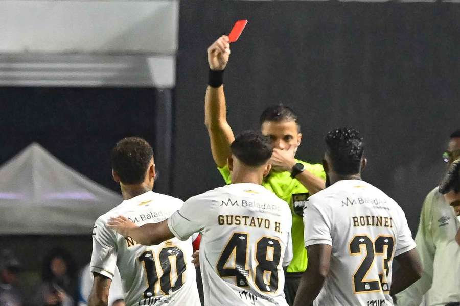 Neymar foi expulso após aplicação da Lei Vini Jr.