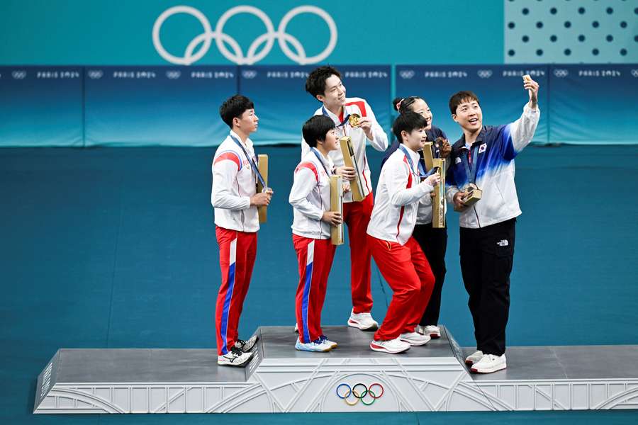 Gli atleti sul podio del tennis da tavolo olimpico