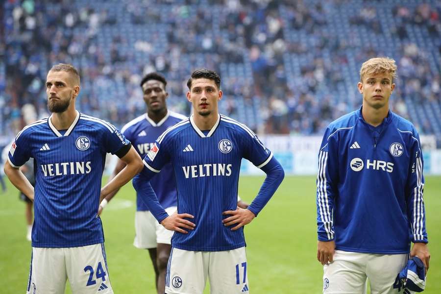 Schalke 04 muss bis zum neuen Jahr auf Dominick Drexler (l.) und Yusuf Kabadayi (M.) verzichten.