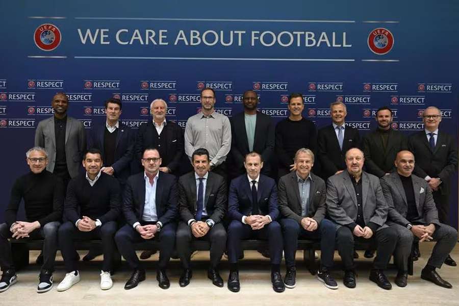 El equipo de consejeros de la UEFA, con Rafa Benítez y Juan Mata.