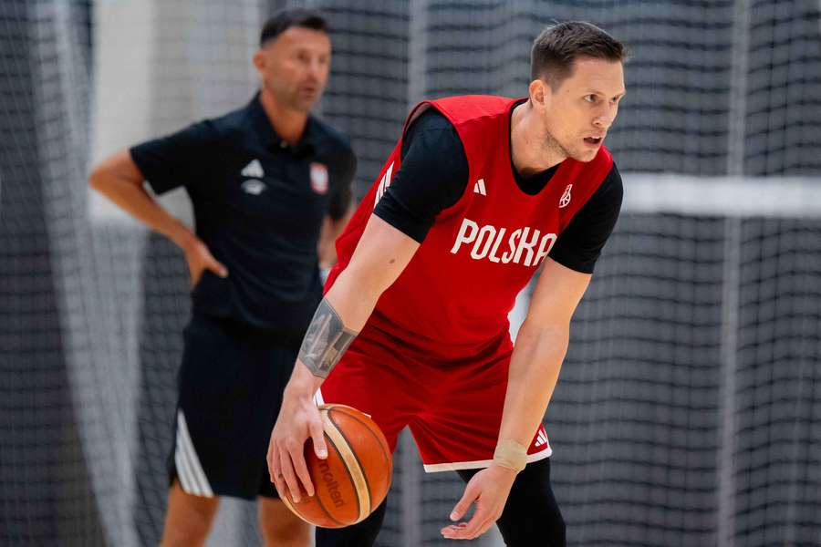Mateusz Ponitka i trener Igor Milicić podczas treningu reprezentacji Polski w koszykówce w Krakowie, 17 sierpnia 2026 r.