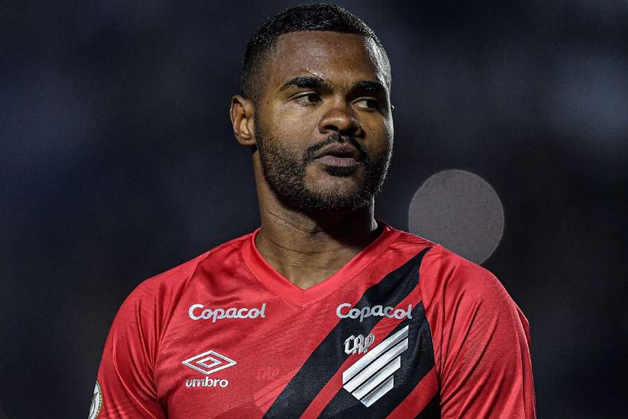 Nikão não vem conseguindo ter uma sequência no Athletico-PR