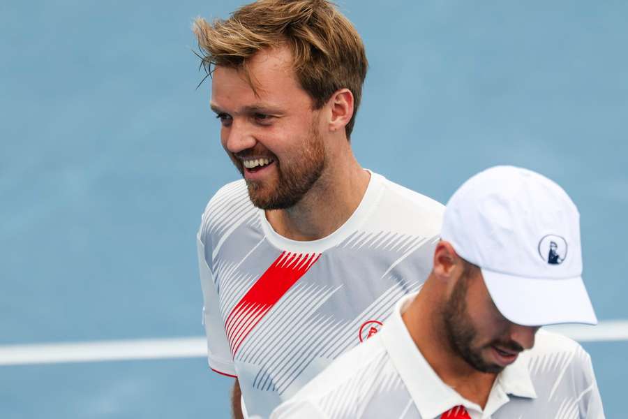 Kevin Krawietz (hinten) freut sich, Tim Pütz (unten) richtet den Fokus direkt aufs nächste Match.