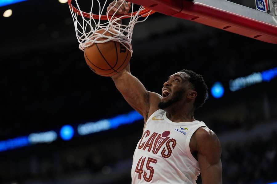 Donovan Mitchell înscrie un nou coș Donovan Mitchell înscrie un nou coș