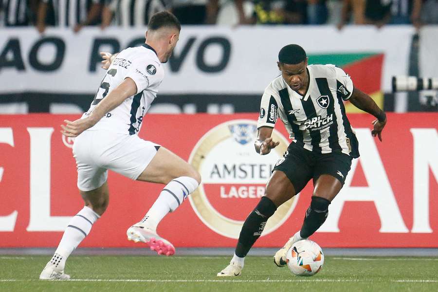 Botafogo teve trabalho diante da LDU, que caiu para a lanterna do grupo