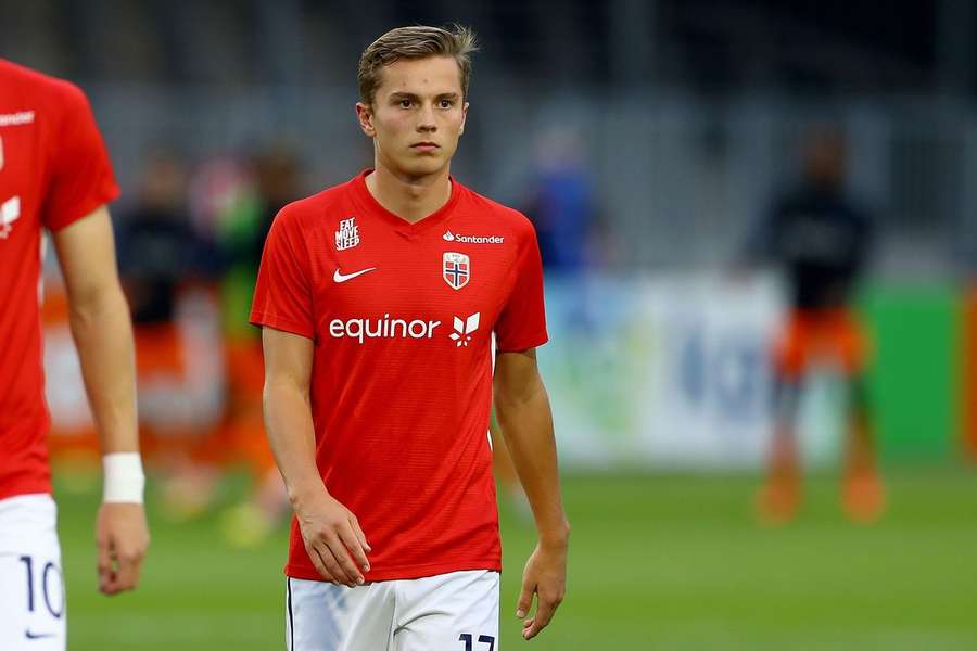 Johan Hove in actie voor Noorwegen onder 21 in een wedstrijd tegen Nederland in Almere