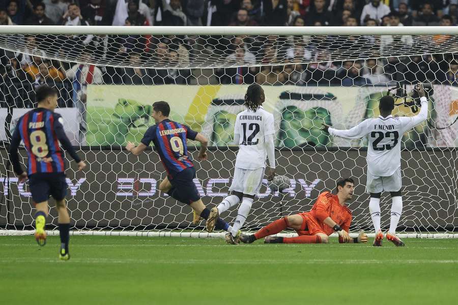 Robert Lewandowski před přestávkou zvyšoval na 2:0.