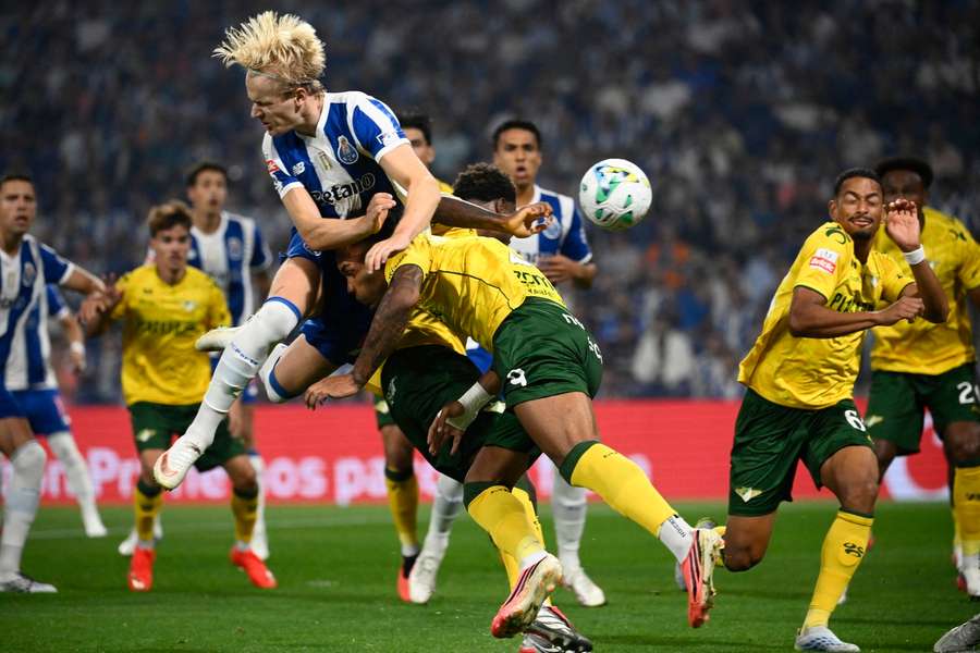 FC Porto's Danish midfielder Victor Froholdt (L) and Moreirense's French forward Alexandre Parsemain fight for the ball