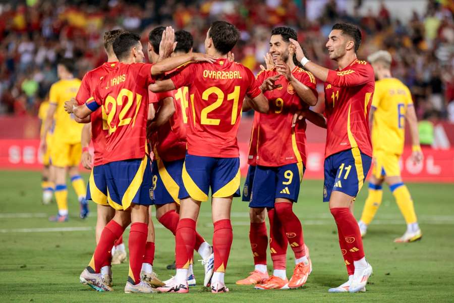 Los jugadores de España celebran uno de sus goles ante Andorra