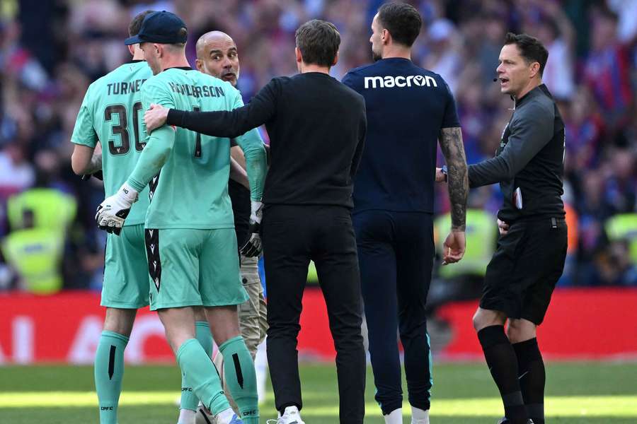 Guardiola discute con Henderson, que es sujetado por su entrenador