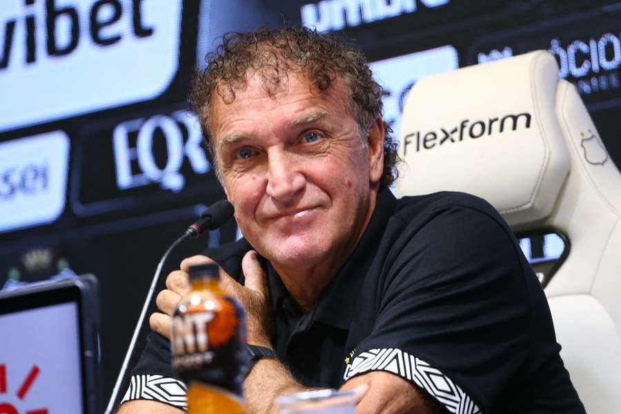 Cuca foi apresentado no Santos e comandará o time contra o Cruzeiro, clube onde já trabalhou