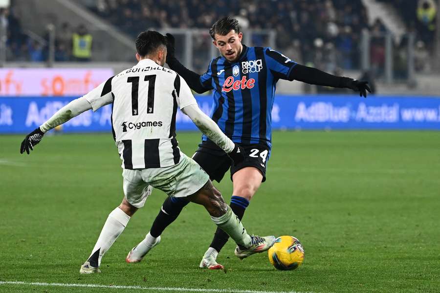 Uno scontro tra Nico Gonzalez e Samardzic