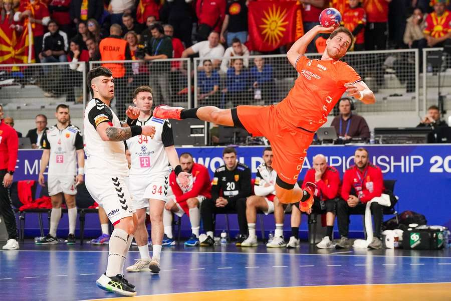 Lars Kooij z Holandii w akcji podczas meczu z Macedonią Północną