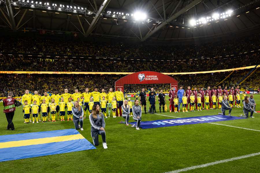 Piłkarze Szwecji i Szwajcarii przed meczem kw. do MŚ 2026 na stadionie Strawberry Arena 10 października 2025 r. w Solnie w Szwecji.