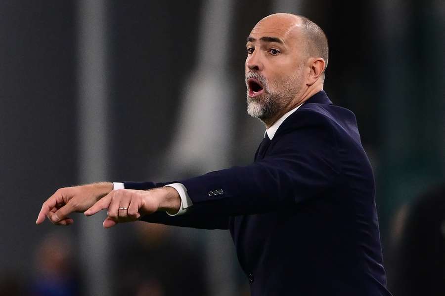 Igor Tudor, antrenorul lui Juventus, gesticulează din cabina tehnică în timpul meciului cu Lecce (2025) Igor Tudor, antrenorul lui Juventus, gesticulează din cabina tehnică în timpul meciului cu Lecce (2025)