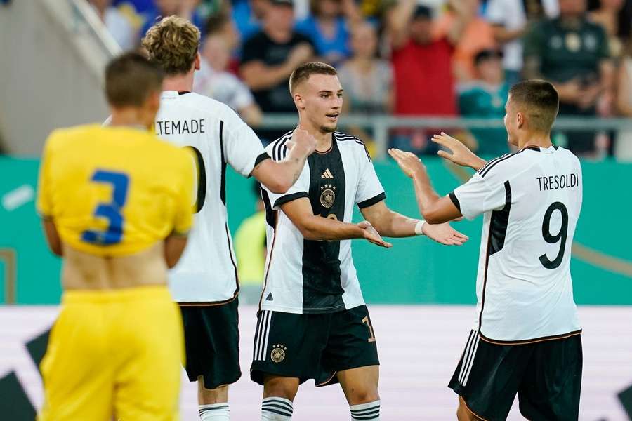 Tim Lemperle (M.), Torschütze zum 2:0 gegen die Ukraine, freute sich nicht nur über sein Tor, sondern auch den Sieg der Basketballer gegen die USA