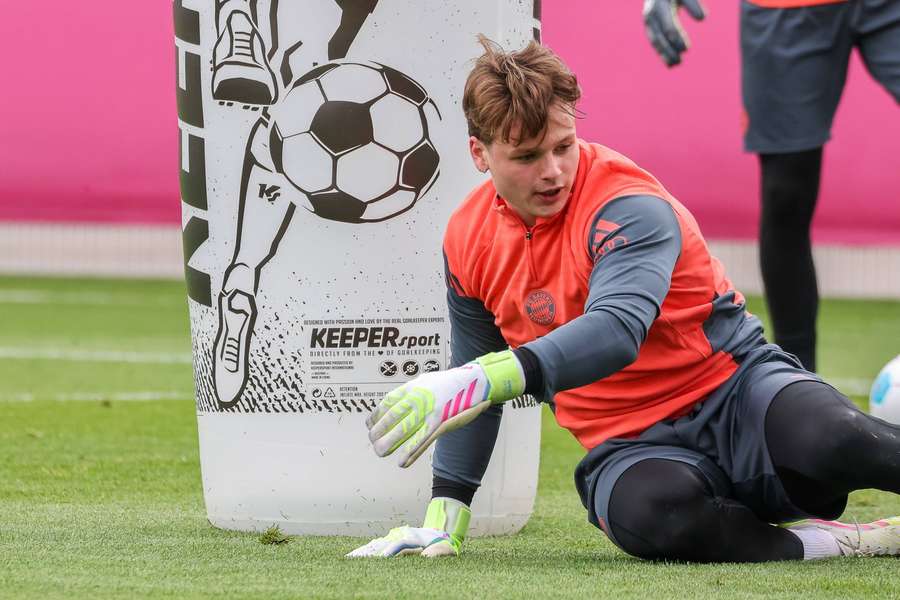 Jonas Urbig beim Bayern-Training