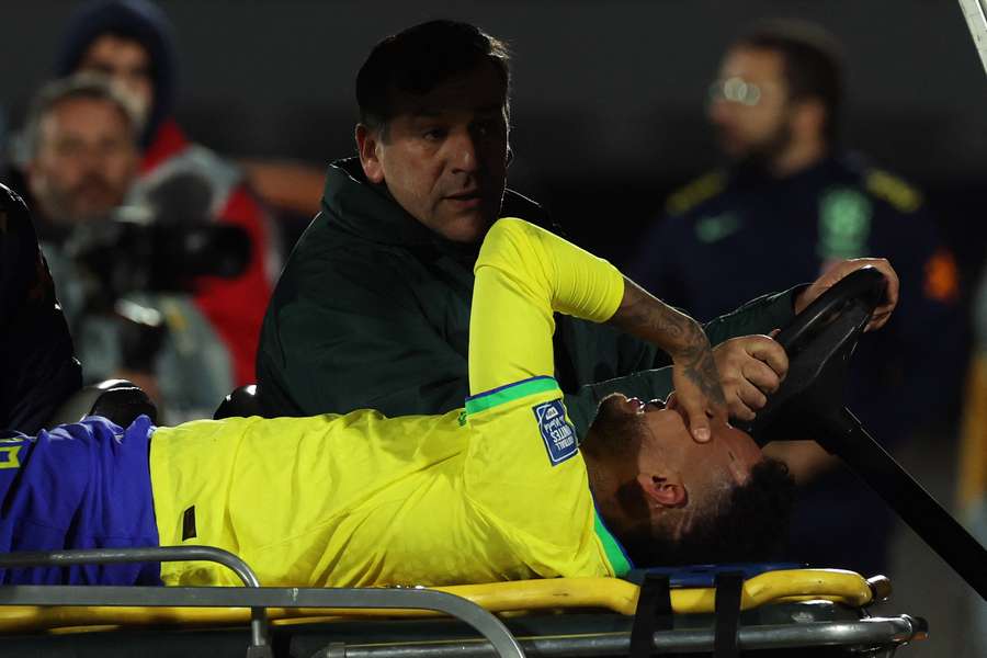 Neymar esce in barella