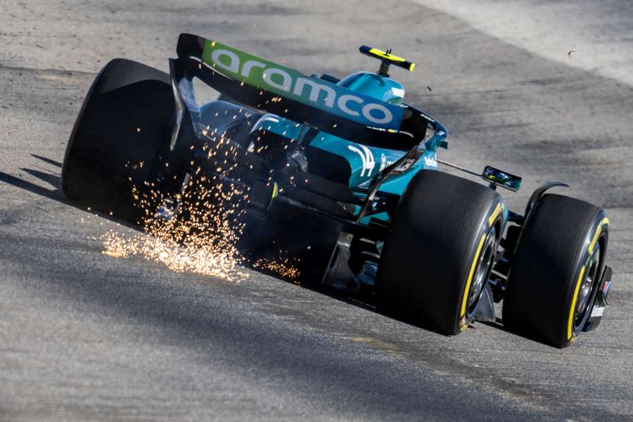 Alonso acabó con daños en el suelo de su AMR23