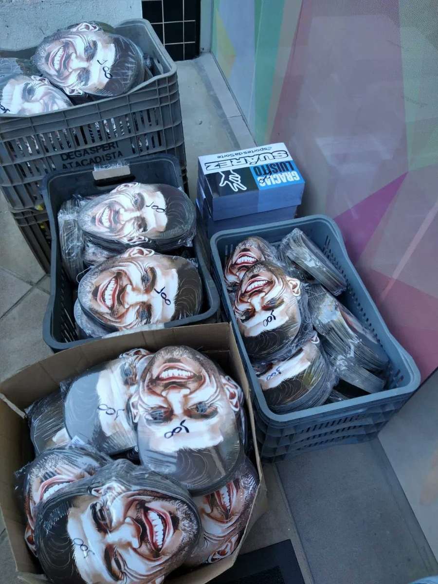 Um total de 20 mil máscaras com o rosto de Suárez foram distribuídas para a torcida