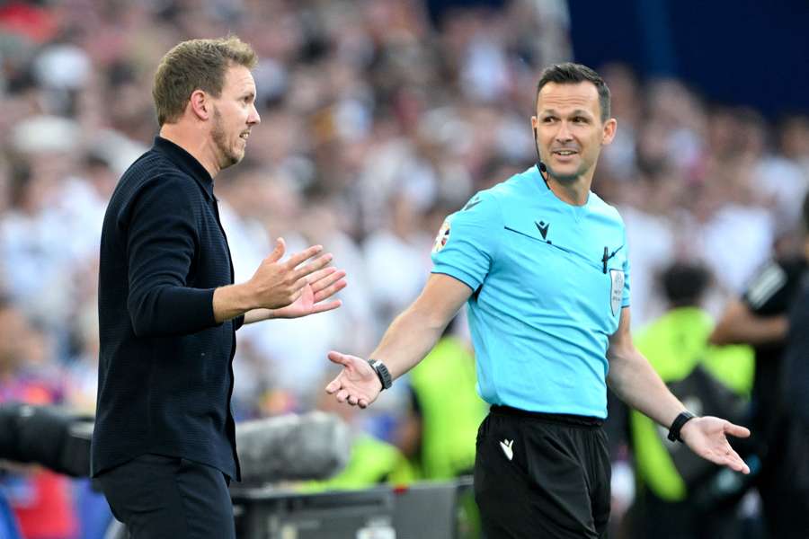Arbiter Kružliak sa s trénerom Nagelsmannom stretol v akcii aj na minuloročnom Eure v Nemecku. Arbiter Kružliak sa s trénerom Nagelsmannom stretol v akcii aj na minuloročnom Eure v Nemecku.