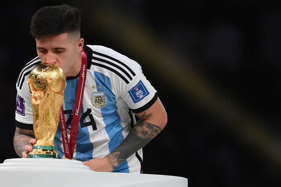 Enzo Fernández besa la Copa del Mundo.