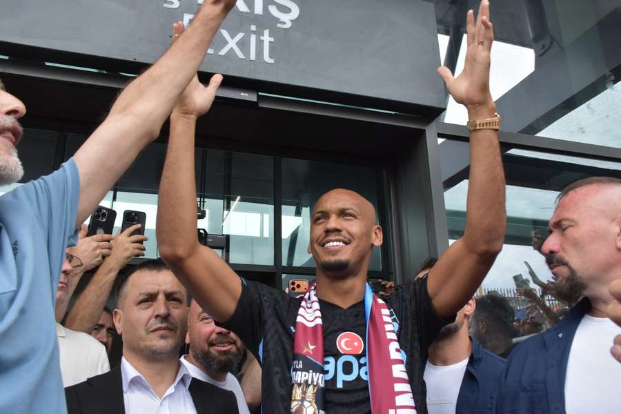 Fabinho sa dočkal na letisku vrúcneho privítania.