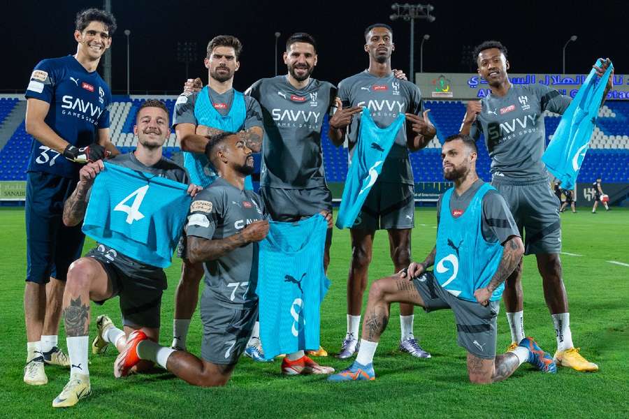 Jogadores do Al-Hilal durante treinamento prévio ao duelo com o Al-Taee