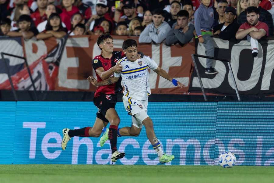 Tomás Pérez agarra a Exequiel Zeballos.
