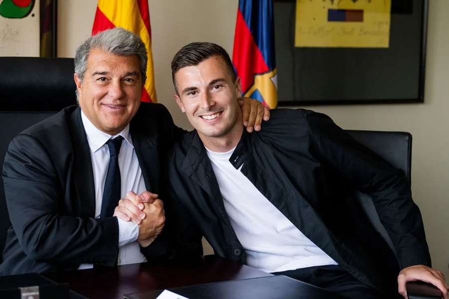 Joan Laporta, presidente do Barcelona, na renovação com Iñaki Peña