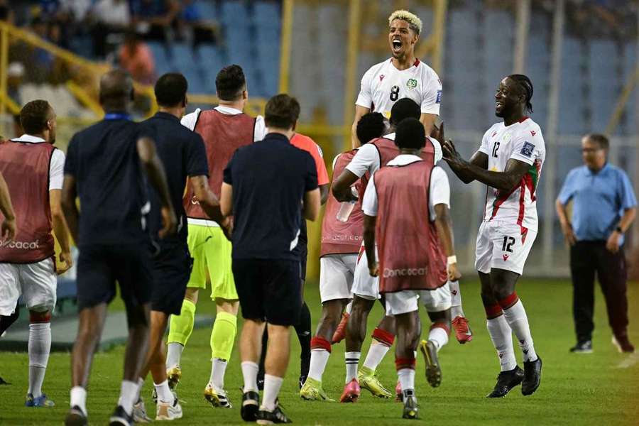 Justin Lonwijk (8) und Suriname wollen sich erstmals für eine WM qualifizieren