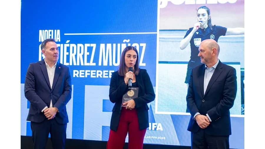 Noelia Gutiérrez, con el presidente de la RFEF a la derecha de la imagen