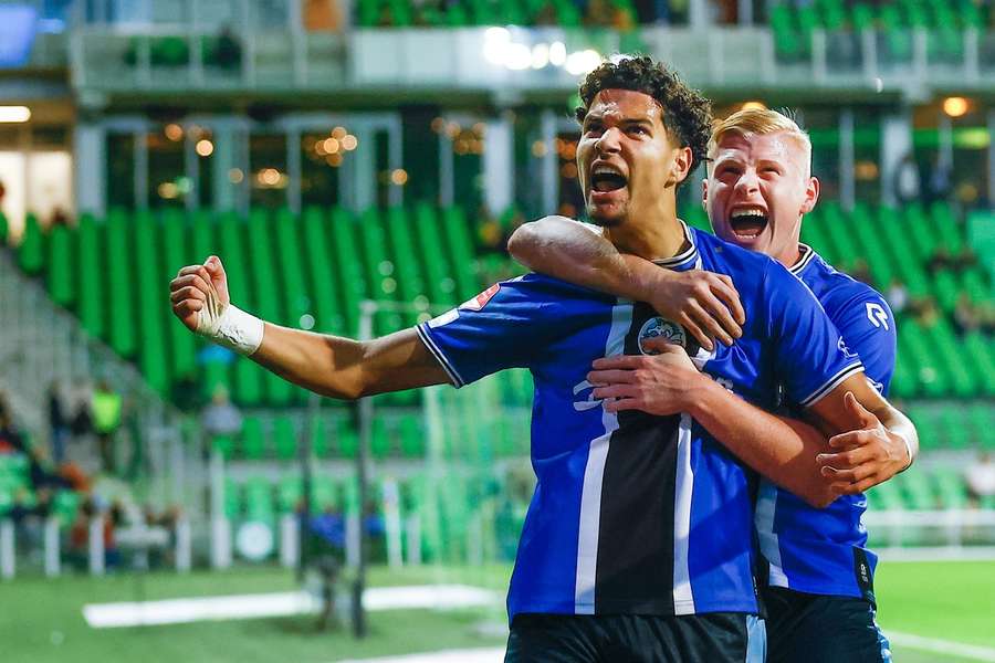 Ilias Boumassaoudi viert zijn treffer op bezoek bij FC Groningen