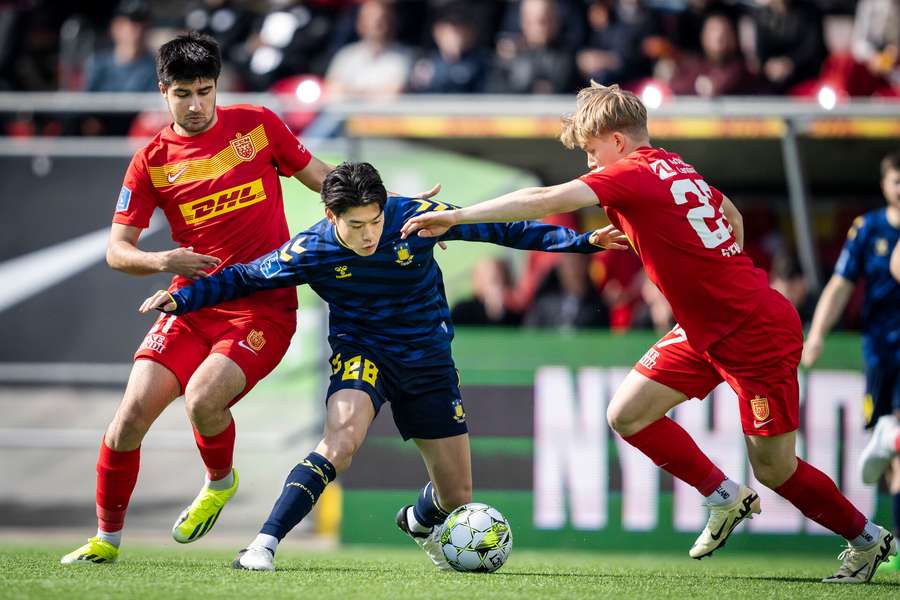 FC Nordsjællands Zidan Sertdemir og Brøndbys Yuito Suzuki under 3F Superliga-kampen mellem FC Nordsjælland og Brøndby
