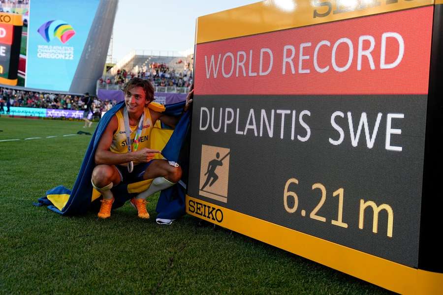 Armand Duplantis se v Eugene přenesl přes 621 centimetrů.