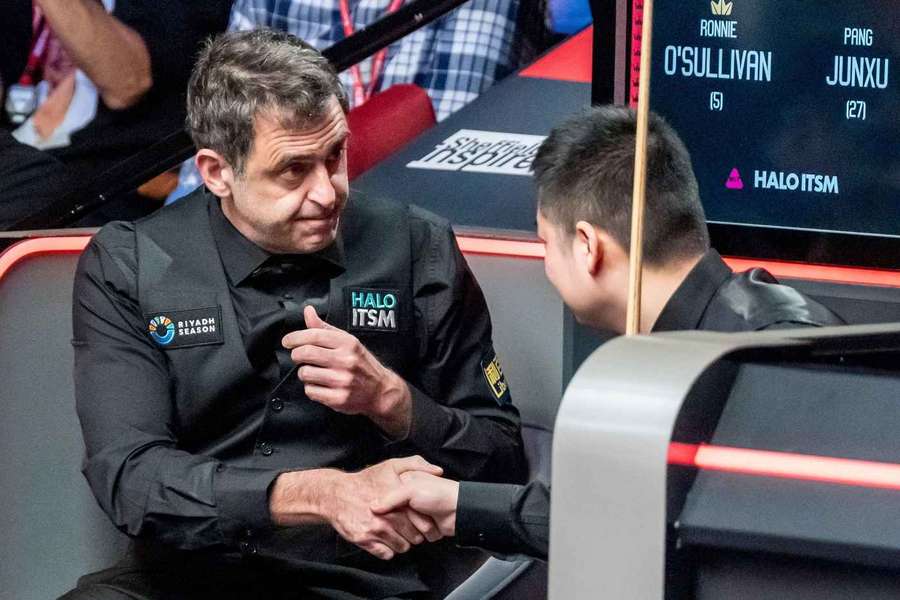 O'Sullivan schüttelt seinem Gegner Pang (l.) die Hand