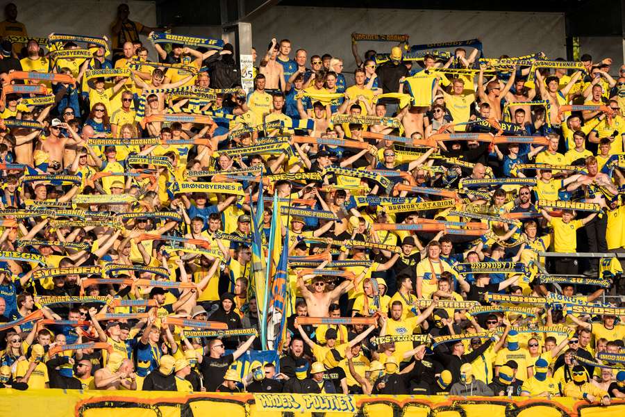 Brøndbys fans under superligakampen mellem AGF og Brøndby IF i Aarhus søndag den 17. september