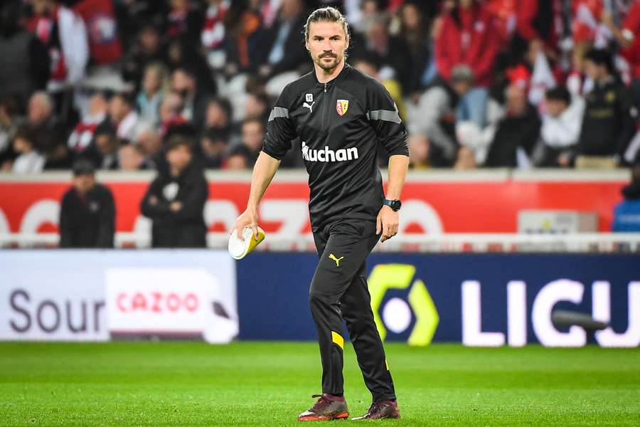 Yannick Cahuzac, treinador do Lens Yannick Cahuzac, treinador do Lens