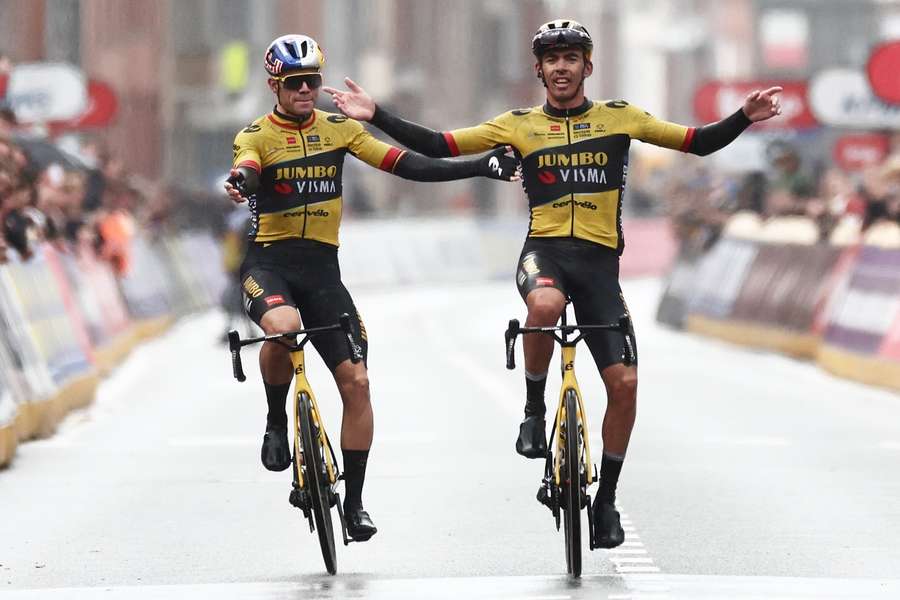 Christophe Laporte mag van zijn ploeggenoot Wout van Aert als eerste over de finish