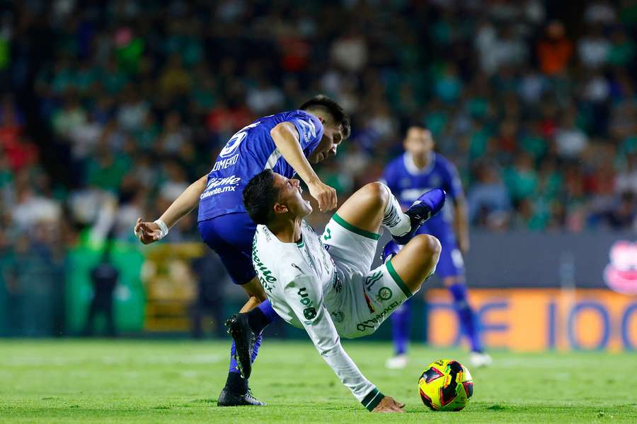 James, golpeado por un rival.