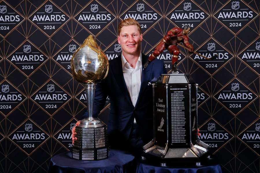 Nathan MacKinnon poprvé v kariéře získal Hart Memorial Trophy a Ted Lindsay Award.